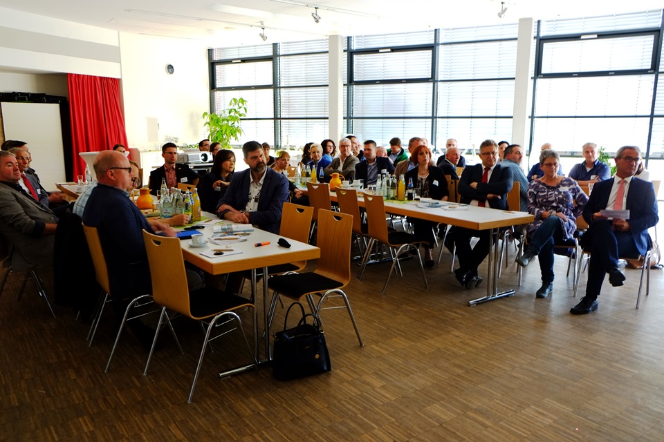 Rund 50 Interessierte kamen zu den Expertenvorträgen mit anschließender Diskussionsrunde in die Mehrzweckhalle nach Kemnath. Unter ihnen war auch Bürgermeister Werner Nickl (rechts im Bild). 