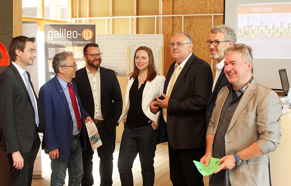 Landtags-Kandidat Dr. Stephan Oetzinger, Bezirksrat Toni Dutz, Bezirkstags-Listenkandidat Matthias Grundler, Technologie- und Netzwerk-Managerin Lucie Valentová,  Die Firmenchefs Peter Gmeiner und Claus Krapf  und Peter Gmeiner, Bezirkstags-Vizepräsident Lothar Höhe (v. l.) 