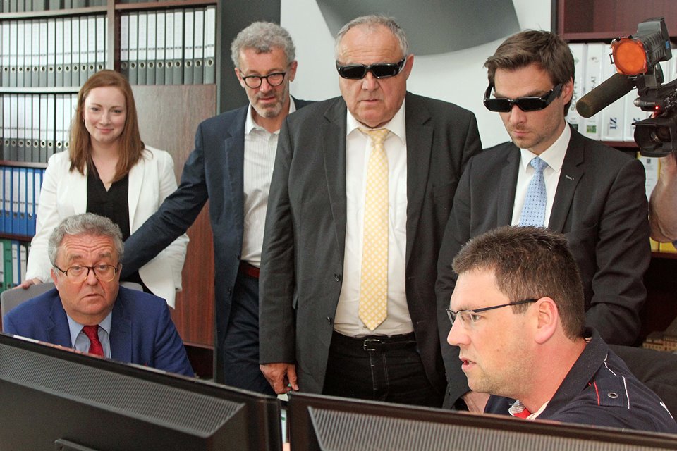 „galileo-ip“-Mitarbeiter Christian Herrmann (r.) erläuterte den Gästen Lucie Valentova, Toni Dutz, Peter Gmeiner, Lothar Höher und Dr. Stephan Oetzinger (v. l. n. r.) die Weiterverarbeitung von gescannten Daten